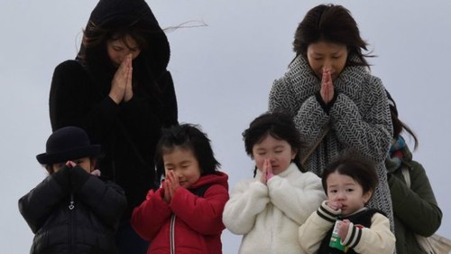 Japan remembers tsunami and earthquake victims - ảnh 1